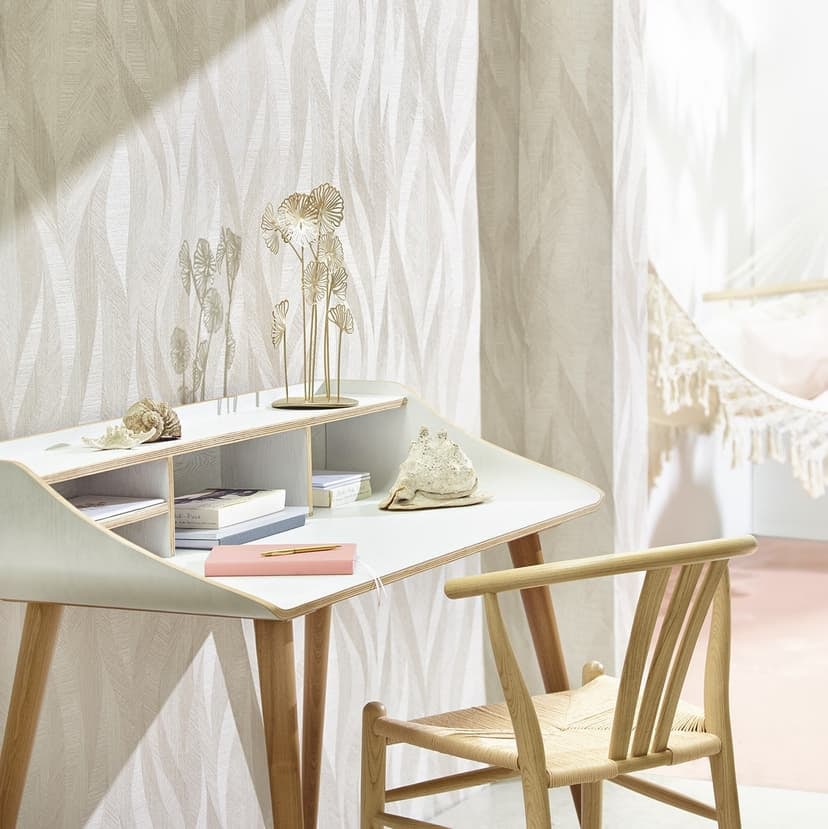 Non-woven tapet i konstnärlig våglook och beige våg