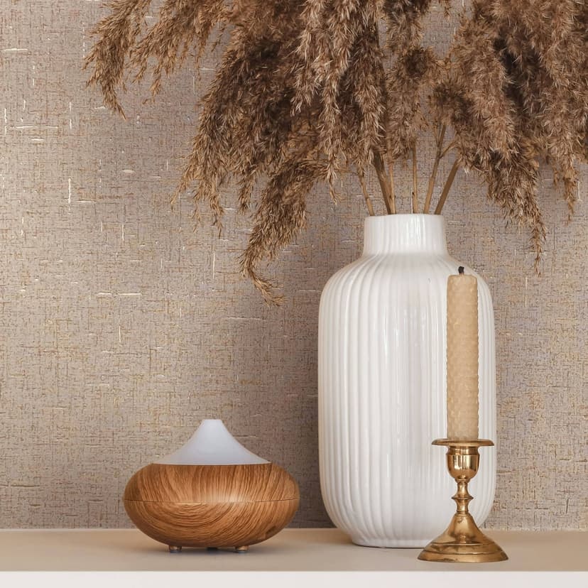 Non-woven tapet med en något glänsande beige slät struktur