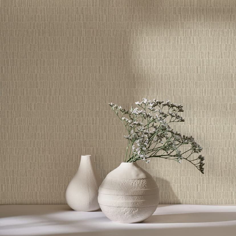 Non-woven tapet med strukturerat kakelmotiv i beige textilutseende