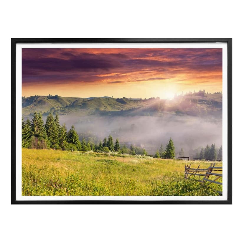 Poster bergsdal i dimman
