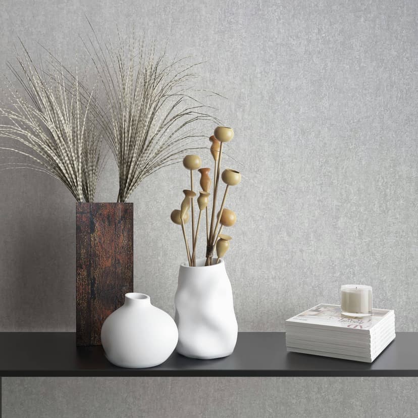 Non-woven tapet med matt, ljus struktur och grå betonglook