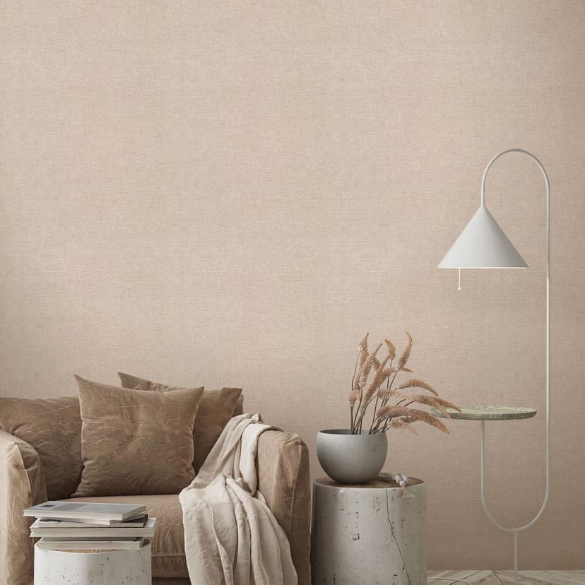 Non-woven beige tapet med fin linnestruktur, subtilt modern och tidlöst elegant