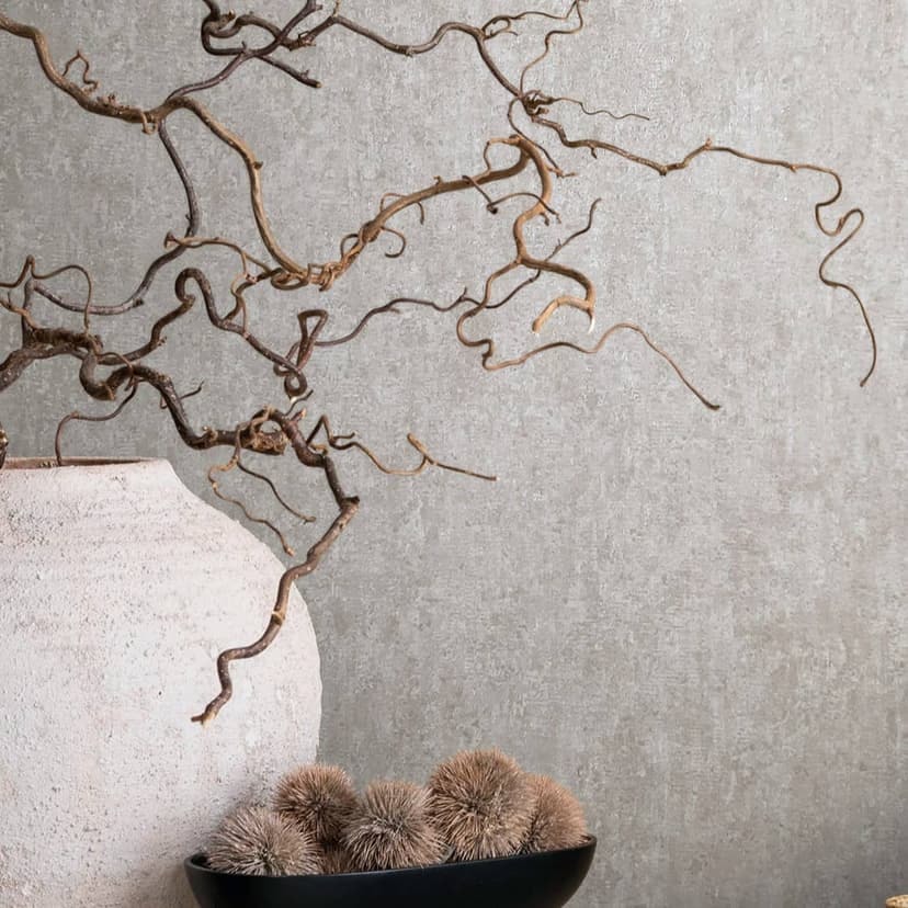 Non-woven tapet med matt, ljus struktur och grå betonglook