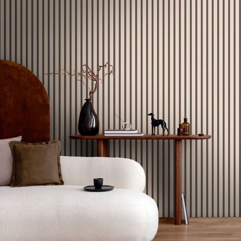 Greige svart matt - randig non-woven tapet i modern skandi-träpanel-look