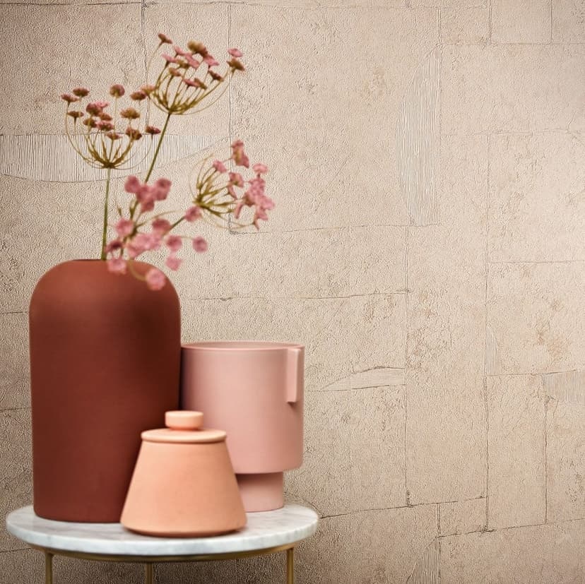Non-woven tapet med gipslook i beige, röda grafiska plattor