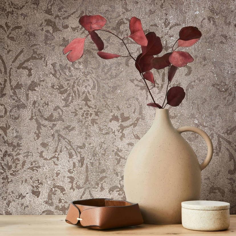 Non-woven tapet med ornamental betonglook brun ornament