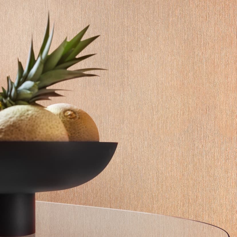 Non-woven tapet med fina linjer och ljus struktur beige, röd slät