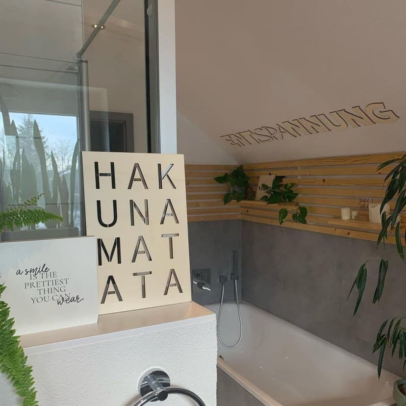 Dekorativ tavla i poppel - Hakuna Matata-bräda