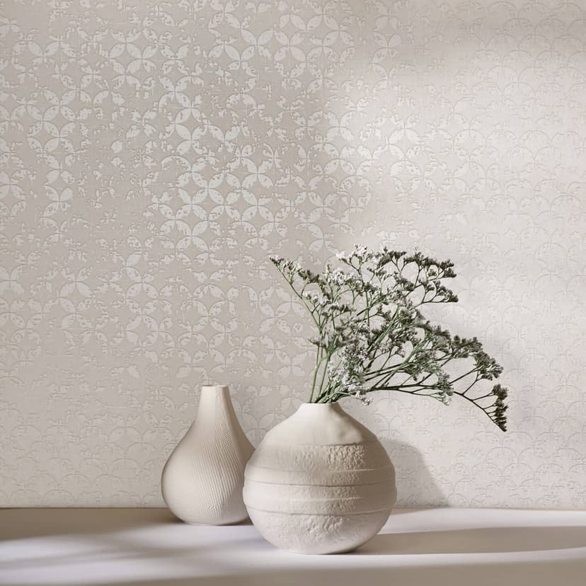 Non-woven tapet med stjärnor i ornamental stil beige grafik