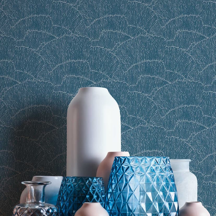 Grafisk vågmönstrad tapet blå silver - non-woven tapet metallic effekt