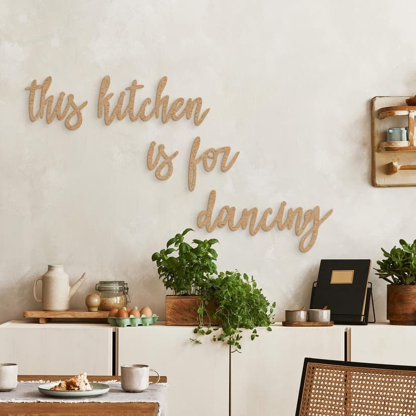 3D-bokstäver i trä This kitchen is for dancing (5 stycken) - MDF natur