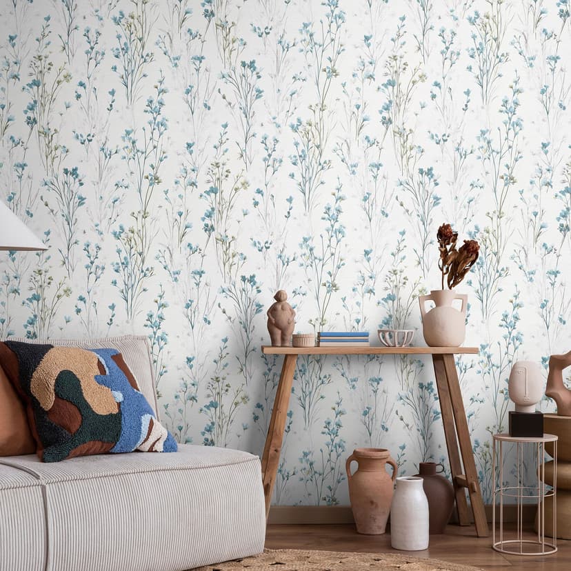 Non-woven tapet med skira ängsblommor i blått och vitt som en blommig naturtapet