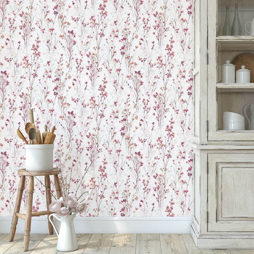 Non-woven tapet med skira ängsblommor i rosa och vitt som en blommig naturtapet