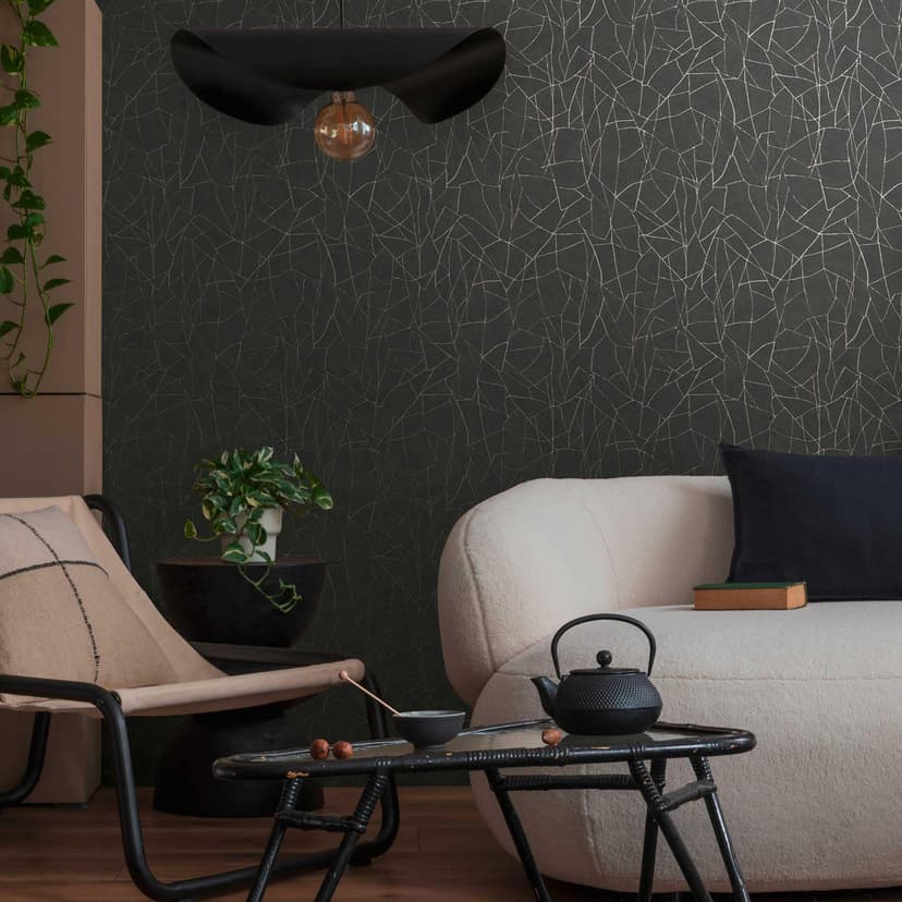Abstrakt mönstrad tapet i svart och guld - modern Icke-vävd tapet med ett elegant linjemönster