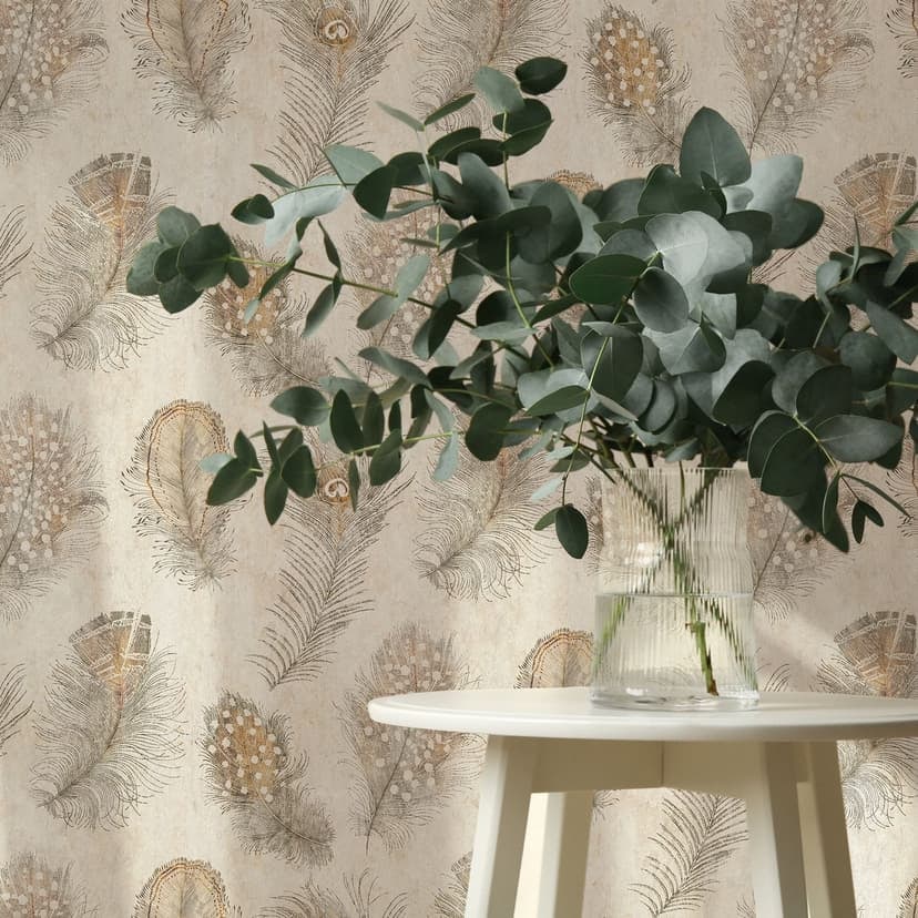 Icke-vävd tapet med fjädermotiv i beige och brunt på en krämfärgad bakgrund