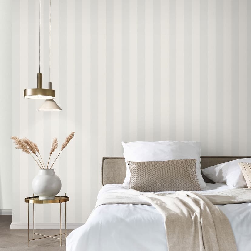 PVC-fri non-woven tapet med ränder och metallic-effekt i vitt, silver