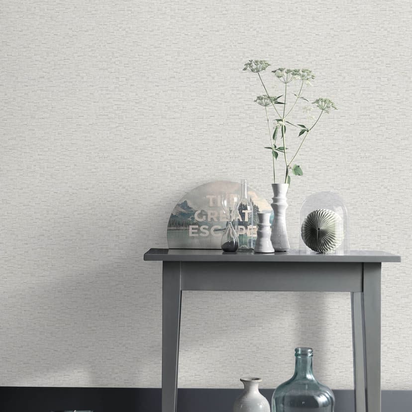 Non-woven tapet i greige med en fin vävd struktur, subtilt modern och tidlöst elegant