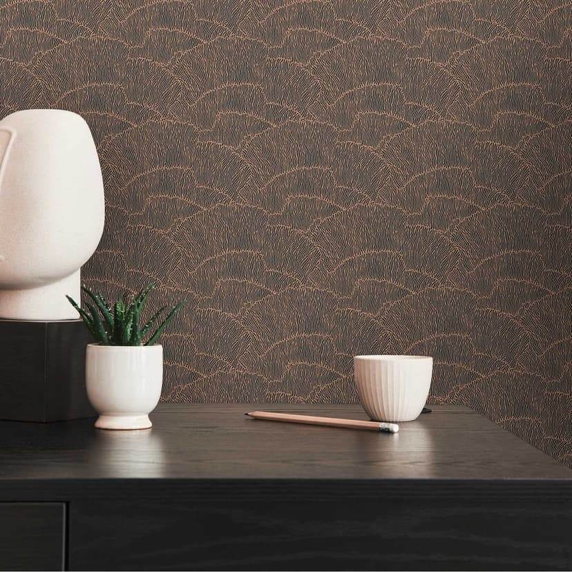 Tapet med grafiskt vågmönster svartguld - non-woven tapet metallic effekt
