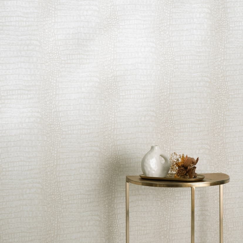 Non-woven tapet i beige med krokodil-look, subtilt modern och elegant struktur
