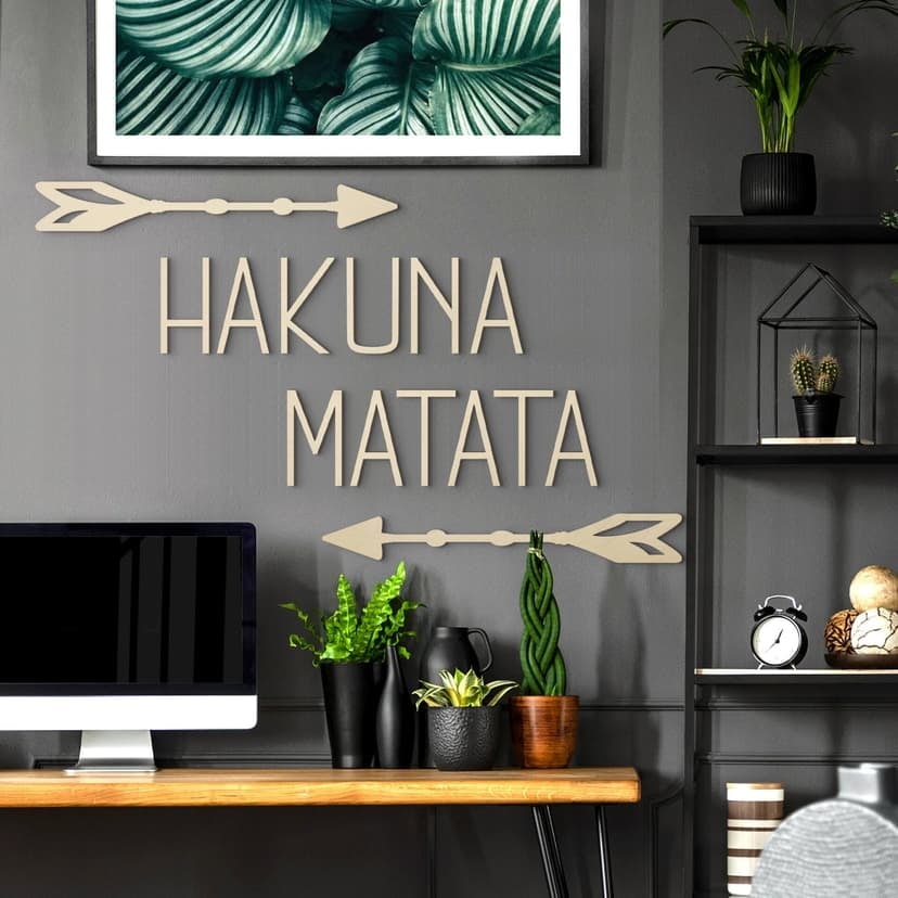 Bokstäver av trä poppel Hakuna Matata med pilar