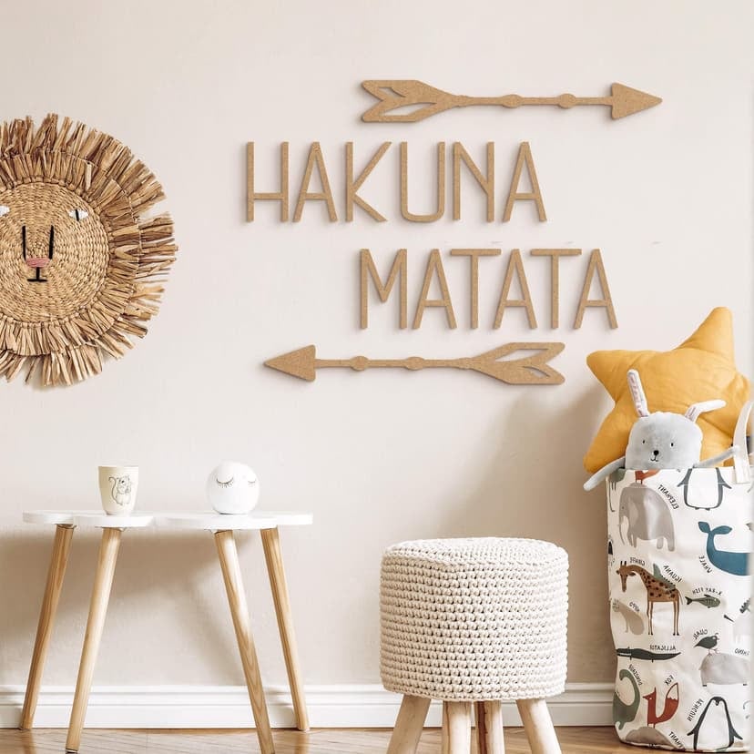Väggdekoration i trä med bokstäver Hakuna Matata med pilar - MDF natur